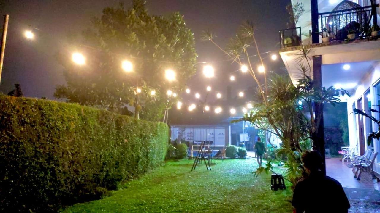Avilla Puncak Esterno foto