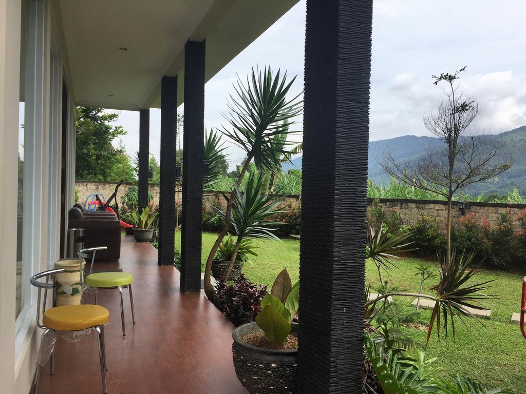 Avilla Puncak Esterno foto